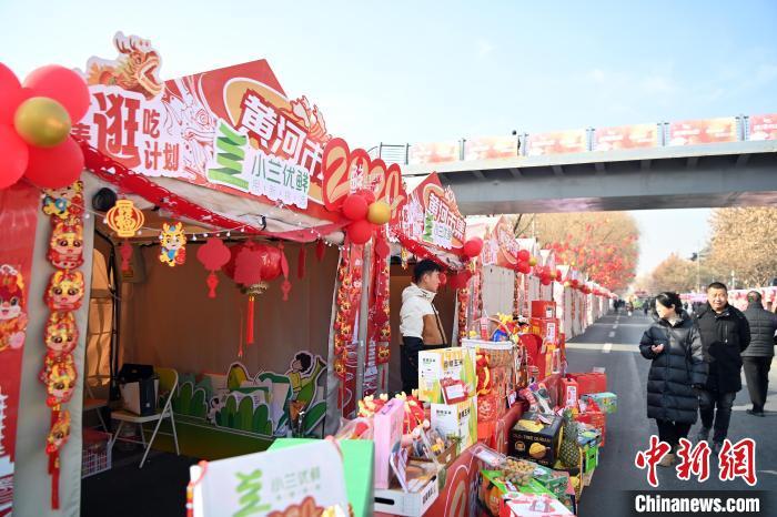 1月30日，蘭州黃河畔的年貨集市吸引顧客選購年貨。九美旦增 攝</p><p>