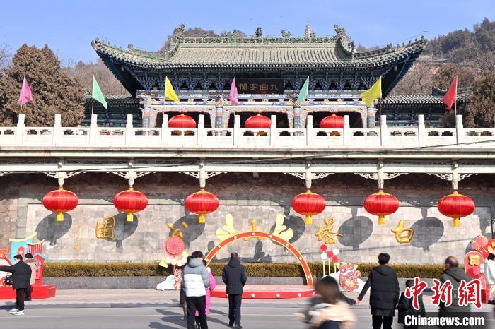 1月30日，裝扮一新的蘭州白塔山公園節(jié)日氛圍濃厚。九美旦增 攝</p><p>