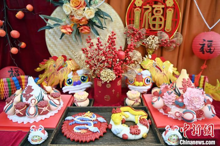 1月25日，春節(jié)臨近，蘭州一花饃店“龍”元素花饃熱銷。圖為展出的“龍”元素花饃。九美旦增 攝