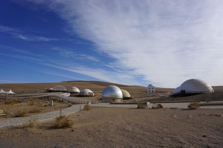 2023年11月28日拍攝的甘肅省武威市民勤縣“摘星小鎮(zhèn)”一角。新華社記者 賈釗 攝