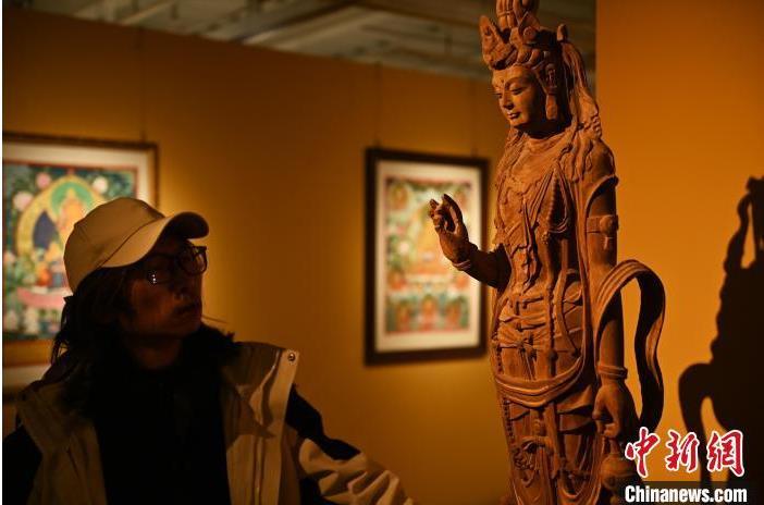 圖為季茂杰觀察自己創(chuàng)作的敦煌木雕。李亞龍 攝</p>
<p>