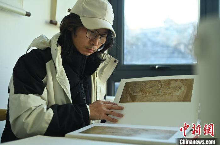 圖為季茂杰研究敦煌文化相關(guān)書籍。李亞龍 攝</p>
<p>