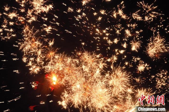 灼熱的鐵水在空中迸散。在空中形成“鐵花火雨”的景象，似天女散花，似群星漫天，如夢(mèng)如幻，美不勝收。侯奇志 攝</p>
<p>