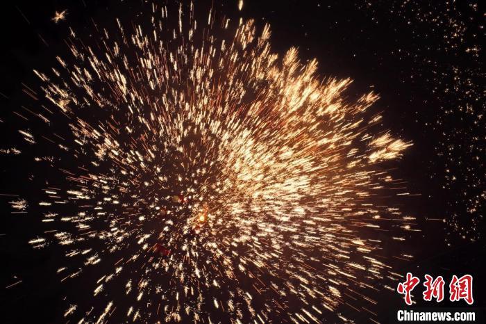 據(jù)悉，“花”與“發(fā)”諧音，取“打花打花，越打越發(fā)”之意。“打鐵花”不僅蘊(yùn)含著人們祈福納祥的美好愿望，也展現(xiàn)了民間生鐵冶煉傳統(tǒng)技藝的工匠精神。侯奇志 攝