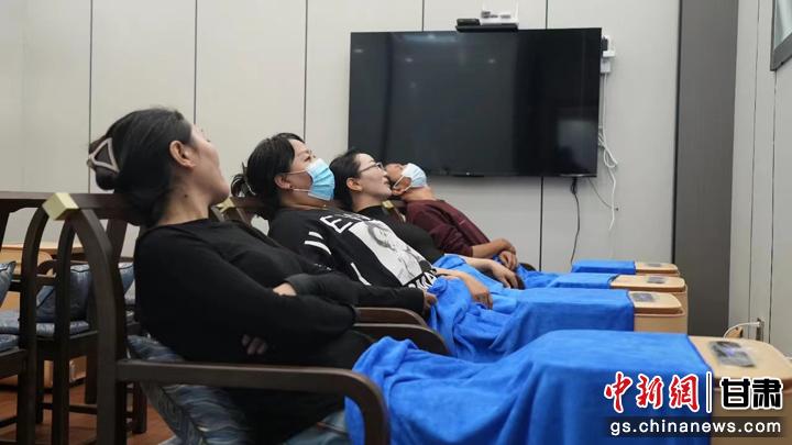 圖為當(dāng)?shù)鼐用耋w驗(yàn)藏醫(yī)院診療。卓瑪草 攝