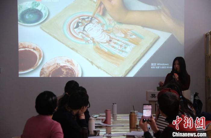 2023年2月，在敦煌研究院莫高學堂，研學導師給學員講授敦煌壁畫臨摹技法?！　垥粤?攝