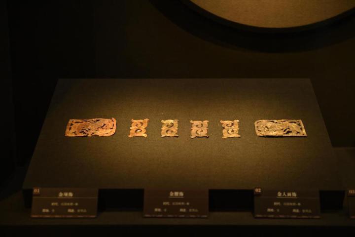 張家川縣馬家塬車輿博物館展陳的馬家塬遺址出土的金項飾、金腰飾、金人畫飾等。李亞龍 攝　　