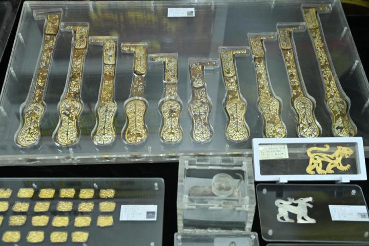 張家川馬家塬出土的金帶飾、大角羊、人形鉛俑及狼形銀車輿飾等文物。