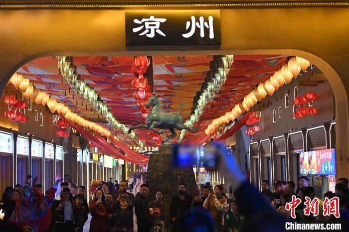 圖為游人拍攝煥然一新亮相的街區(qū)。李亞龍 攝</p>
<p>