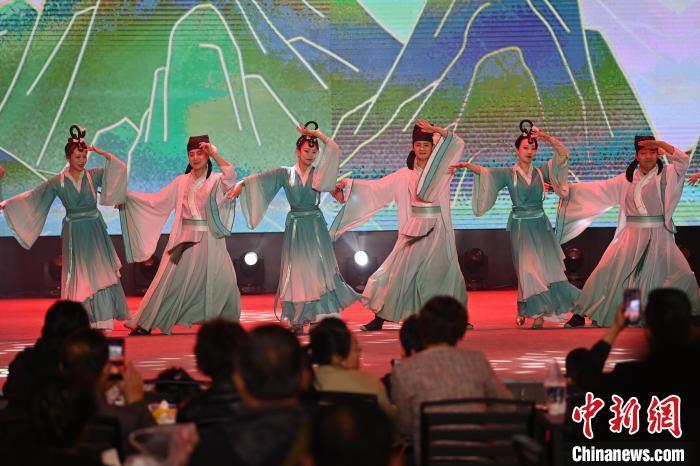 圖為工作人員進(jìn)行舞蹈表演。李亞龍 攝