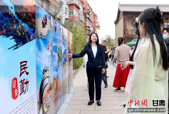 3月下旬，民勤縣在天水啟漢樓廣場舉行推介會，宣傳本地旅游資源和農(nóng)特優(yōu)產(chǎn)品。圖為工作人員向游客介紹民勤自然風(fēng)光、歷史文化。馬愛彬 攝