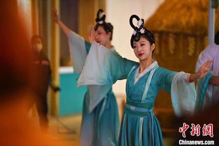 圖為工作人員進(jìn)行舞蹈表演。李亞龍 攝</p><p>