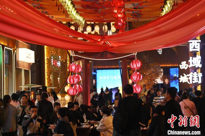 圖為街區(qū)現(xiàn)場(chǎng)游客絡(luò)繹不絕。李亞龍 攝</p><p>