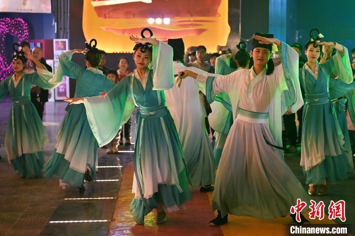圖為工作人員進(jìn)行舞蹈表演。李亞龍 攝</p><p>