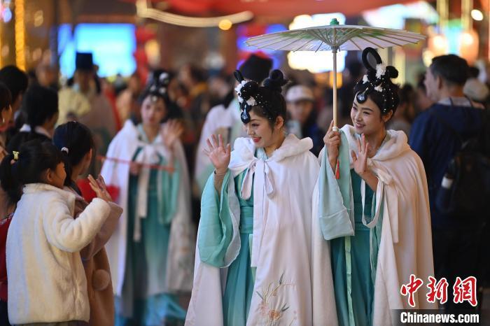 圖為街區(qū)人員著傳統(tǒng)服飾與游人互動(dòng)。李亞龍 攝</p><p>