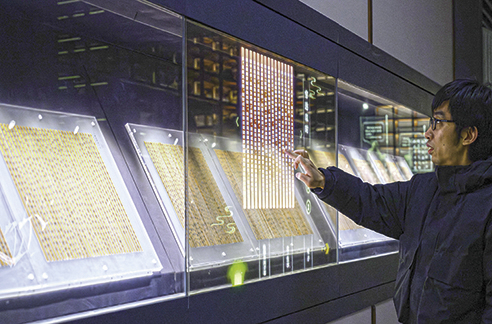 3月6日，工作人員在荊門市博物館新館內(nèi)楚簡(jiǎn)展廳展示使用互動(dòng)裝置。新華每日電訊記者　胡競(jìng)文