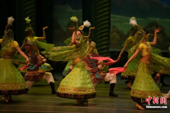 2024年2月23日晚，中國(guó)經(jīng)典舞劇《絲路花雨》在甘肅蘭州演出恭賀新春。李亞龍 攝