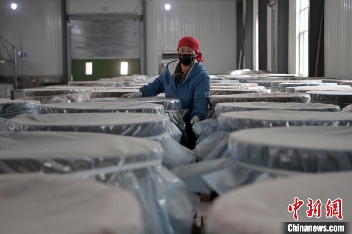 5月10日，工作人員檢查裝有酒糟的壇子。九美旦增　攝