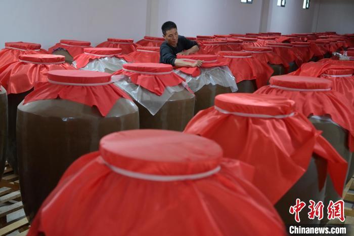 圖為5月10日，工作人員在儲酒庫檢查酒缸密封性。九美旦增　攝