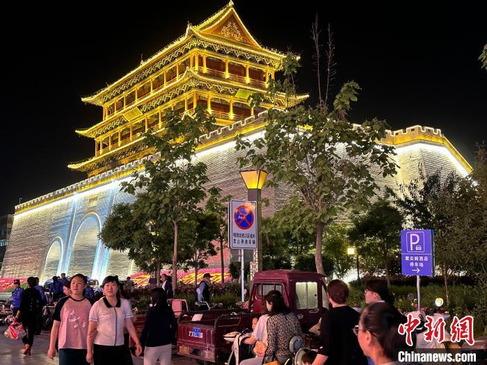 圖為夜幕降臨，涼州古城門燈光亮起?！〈魑牟?攝