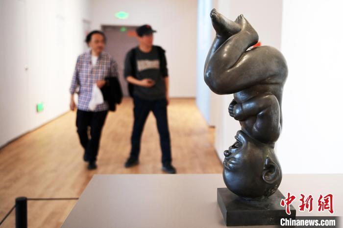 5月21日，觀眾參觀“絲路印跡”雕塑藝術(shù)作品展展出的雕塑作品。九美旦增 攝</p>
<p>