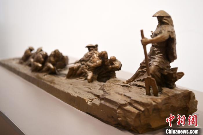 5月21日，在“絲路印跡”雕塑藝術(shù)作品展展出的作品《治水為民·禹德九州》。九美旦增 攝</p>
<p>
