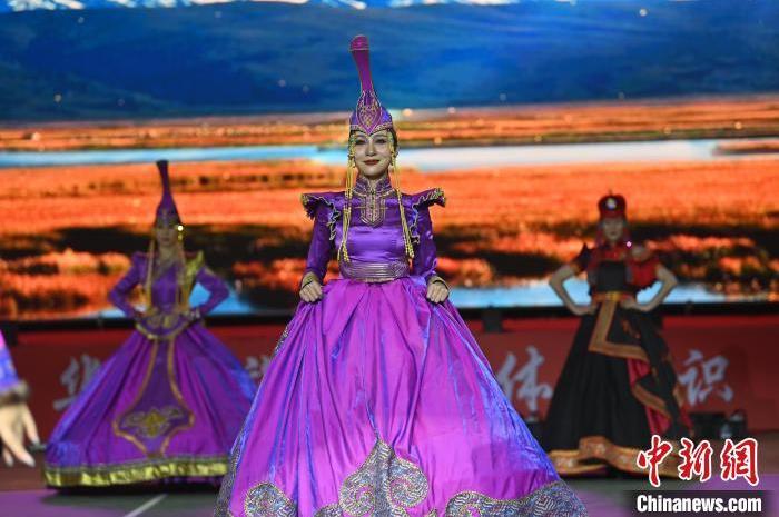 圖為開(kāi)幕式現(xiàn)場(chǎng)蒙古族服飾秀。李亞龍 攝</p>
<p>