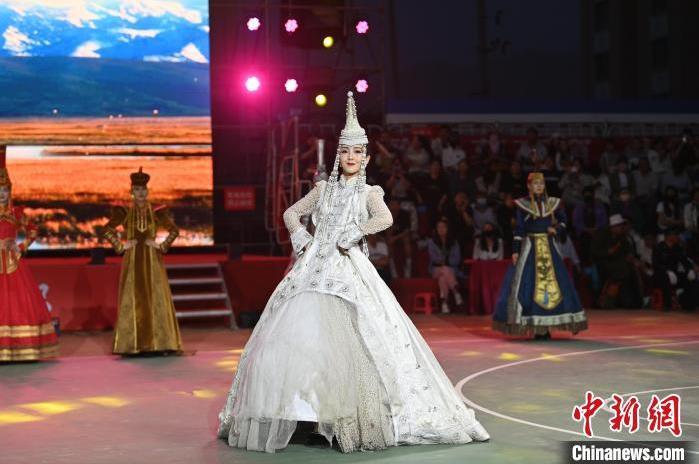 圖為開(kāi)幕式現(xiàn)場(chǎng)蒙古族服飾秀。李亞龍 攝</p>
<p>