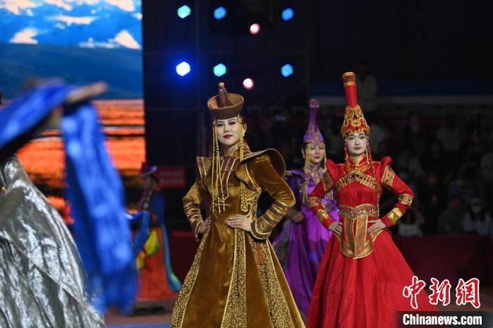 圖為開(kāi)幕式現(xiàn)場(chǎng)蒙古族服飾秀。李亞龍 攝</p>
<p>