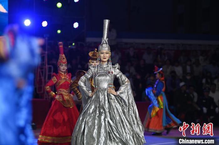 圖為開(kāi)幕式現(xiàn)場(chǎng)蒙古族服飾秀。李亞龍 攝</p>
<p>