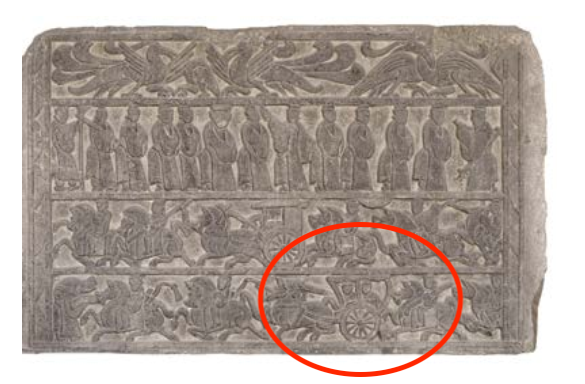 △漢代迎賓、車馬出行畫像石，現(xiàn)藏于臨沂市博物館。畫像石的第四層中有軺車出現(xiàn)。