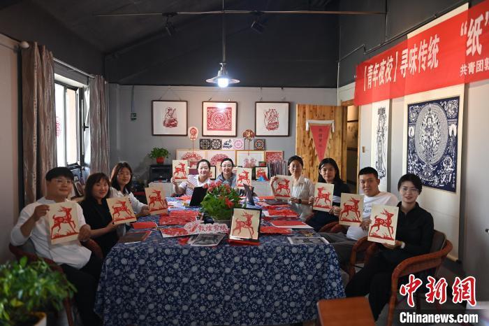 6月6日，在甘肅敦煌青年夜校課程中，青年學(xué)員展示學(xué)習(xí)敦煌非遺剪紙的成果。