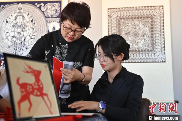 6月6日，在甘肅敦煌青年夜校課程中，青年學(xué)員學(xué)習(xí)敦煌非遺剪紙課程。李亞龍 攝