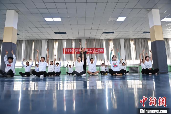 6月6日，在甘肅敦煌青年夜校課程中，青年學(xué)員學(xué)習(xí)敦煌舞課程。李亞龍 攝　　