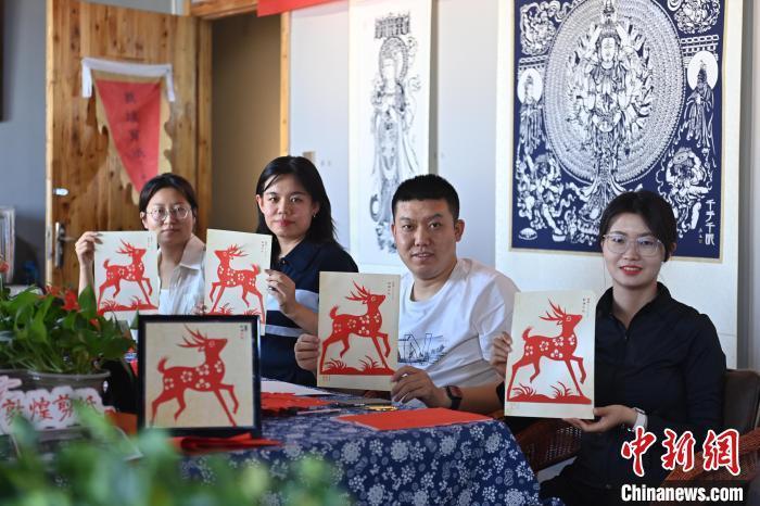 6月6日，在甘肅敦煌青年夜校課程中，青年學(xué)員展示學(xué)習(xí)敦煌非遺剪紙的成果。李亞龍 攝　　