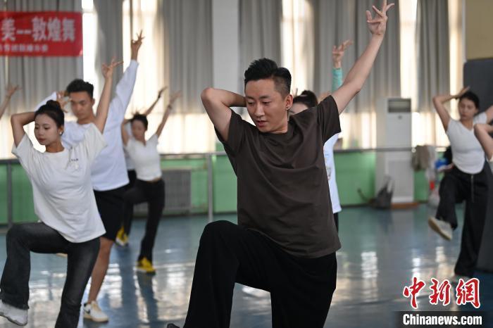 6月6日，在甘肅敦煌青年夜校課程中，青年學(xué)員學(xué)習(xí)敦煌舞課程。李亞龍 攝　　