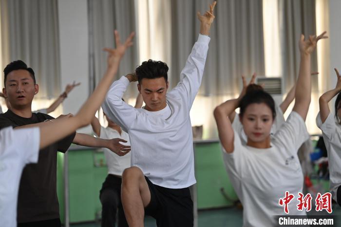 6月6日，在甘肅敦煌青年夜校課程中，青年學(xué)員學(xué)習(xí)敦煌舞課程。李亞龍 攝　　