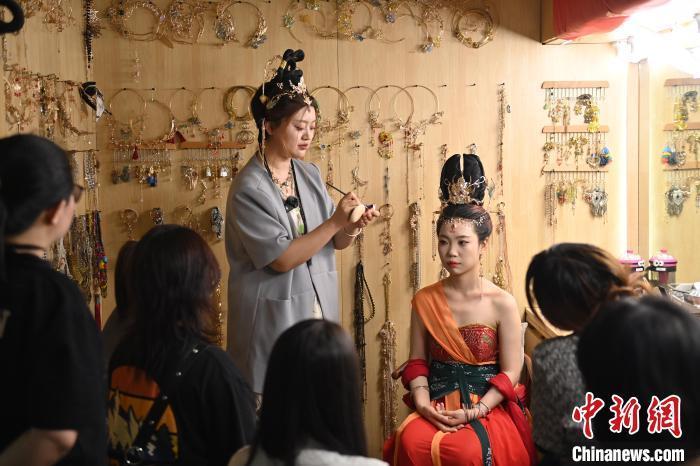 6月6日，在甘肅敦煌青年夜校課程中，青年學(xué)員學(xué)習(xí)敦煌美妝課程。李亞龍 攝