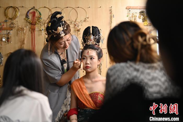 6月6日，在甘肅敦煌青年夜校課程中，青年學(xué)員學(xué)習(xí)敦煌美妝課程。李亞龍 攝　　