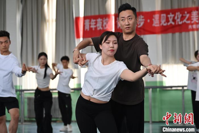 6月6日，在甘肅敦煌青年夜校課程中，學(xué)員學(xué)習(xí)敦煌舞課程。李亞龍 攝　　