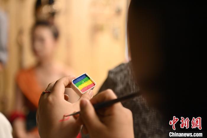 6月6日，在甘肅敦煌青年夜校課程中，青年學(xué)員學(xué)習(xí)敦煌美妝課程。李亞龍 攝　　