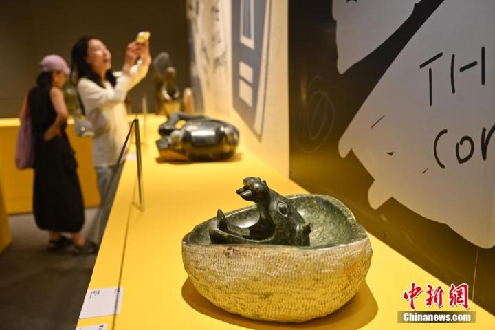 圖為該藝術(shù)展展陳的蛇紋石作品《河馬池》。中新社記者 李亞龍 攝