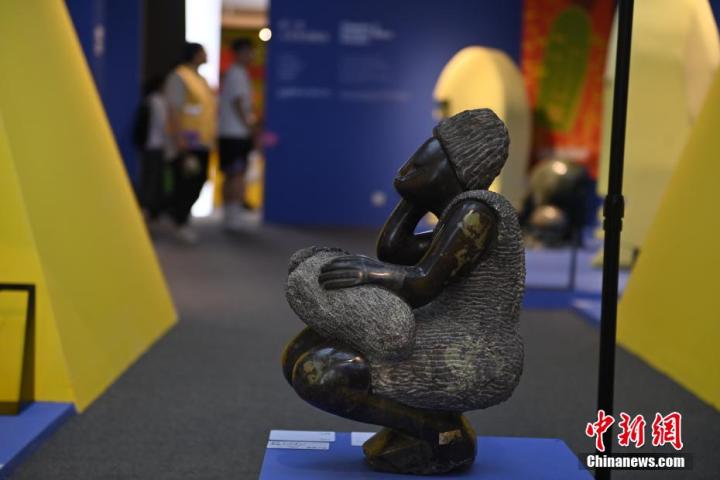 圖為游客參觀藝術(shù)展。中新社記者 李亞龍 攝</p>
<p>