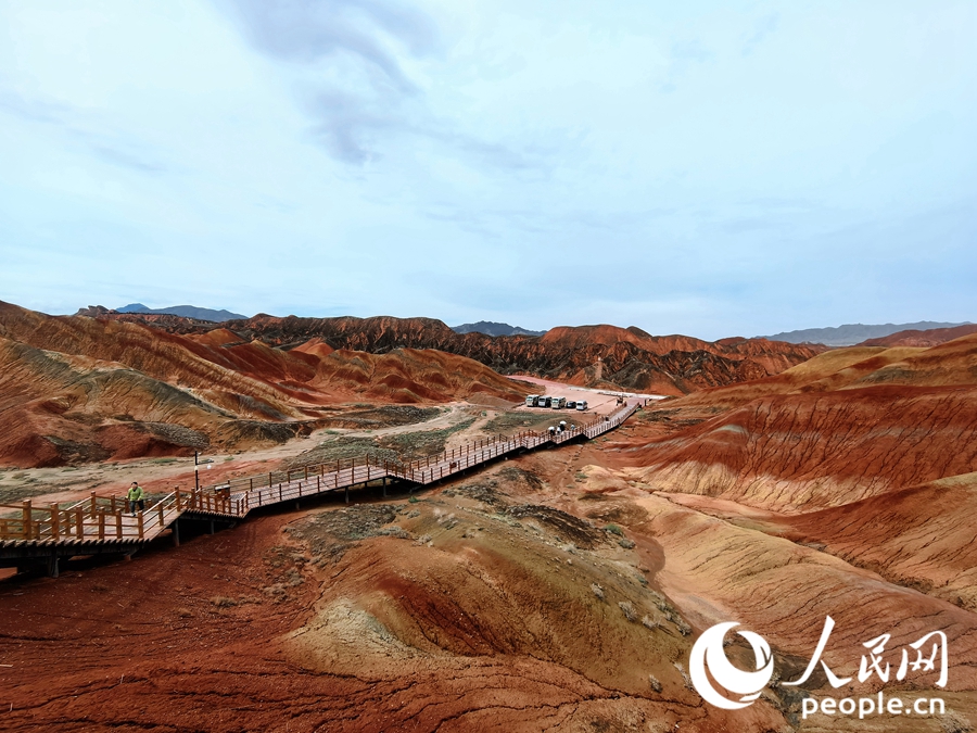  雨后的七彩丹霞，顏色格外艷麗。人民網(wǎng) 黃津曉虎攝