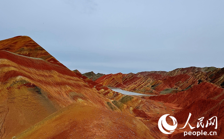 雨后的七彩丹霞，顏色格外艷麗。人民網(wǎng)記者 徐冬兒攝