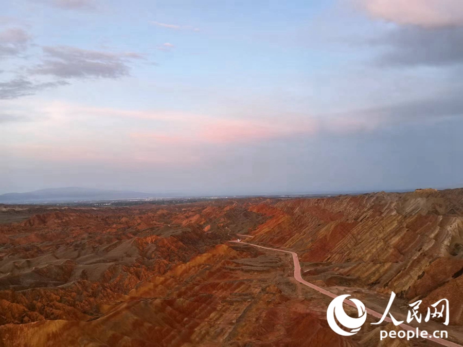 日落時(shí)分，余暉與丹霞交相輝映。人民網(wǎng)記者 唐嘉藝攝