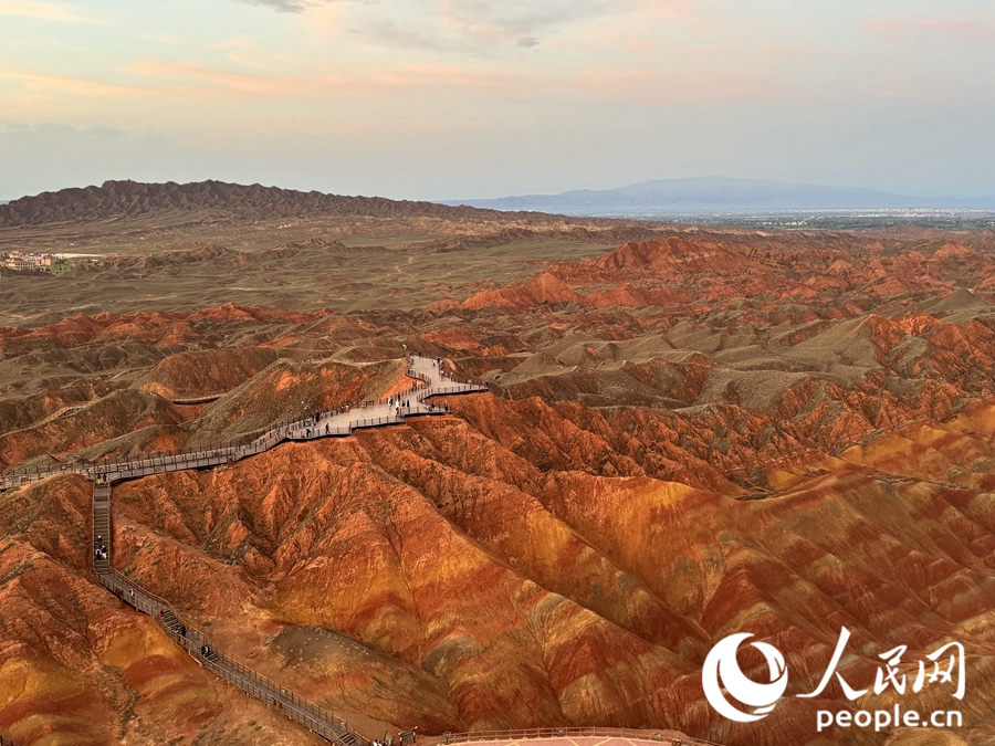 日落時(shí)分，余暉與丹霞交相輝映。人民網(wǎng)記者 徐冬兒攝