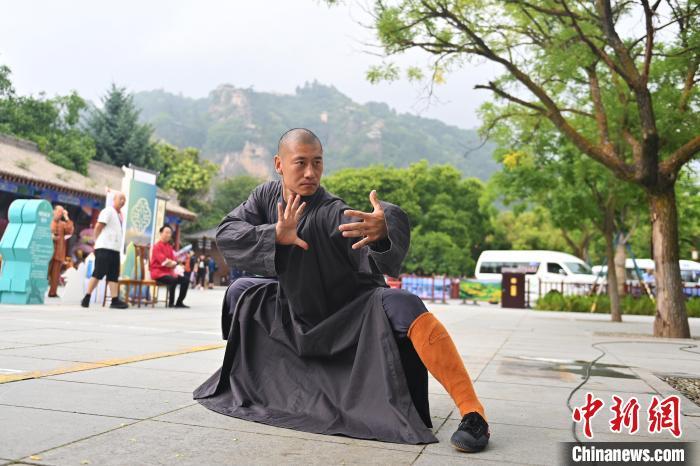 7月14日，甘肅省平?jīng)鍪嗅轻忌骄皡^(qū)內(nèi)，嵩山少林弟子展示武藝。7月13日至14日，“2024年北京體育大學第十五屆國際武術(shù)比賽交流大會暨首屆崆峒山國際武術(shù)大會”舉行，大會也在崆峒山景區(qū)進行問道崆峒、武術(shù)高級研修班、崆峒拜師等系列活動。中新社記者 李亞龍 攝</p>
<p>