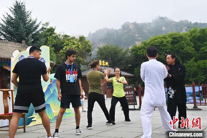 7月14日，甘肅省平?jīng)鍪嗅轻忌骄皡^(qū)內(nèi)，外籍武術(shù)愛好者學習崆峒派武術(shù)。7月13日至14日，“2024年北京體育大學第十五屆國際武術(shù)比賽交流大會暨首屆崆峒山國際武術(shù)大會”舉行，大會也在崆峒山景區(qū)進行問道崆峒、武術(shù)高級研修班、崆峒拜師等系列活動。中新社記者 李亞龍 攝</p>
<p>