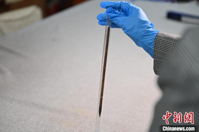 2024年5月7日，甘肅省博物館館藏國寶級(jí)文物“白馬作”毛筆。李亞龍　攝